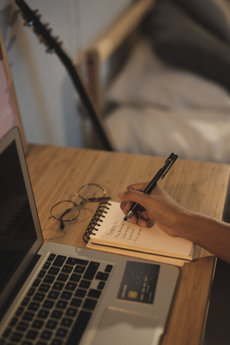 Correctrice relisant et corrigeant le manuscrit d'un auteur