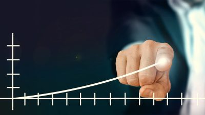Professionnel traçant une courbe de progression ascendante